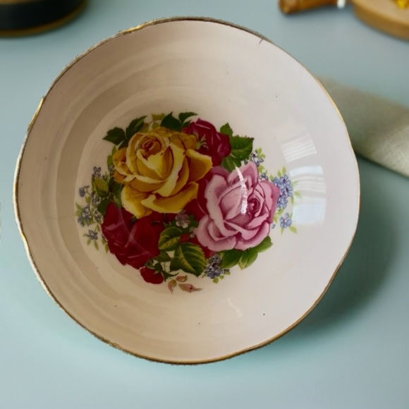 Vintage Queen Anne Gold-Trimmed Teacup and Saucer Set - Picture 5 of 9